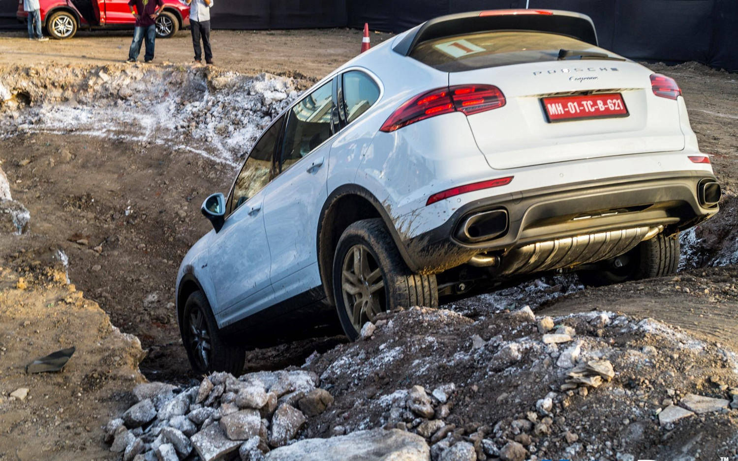 Comparison Porsche Cayenne S EHybrid 2018 vs Porsche Cayenne